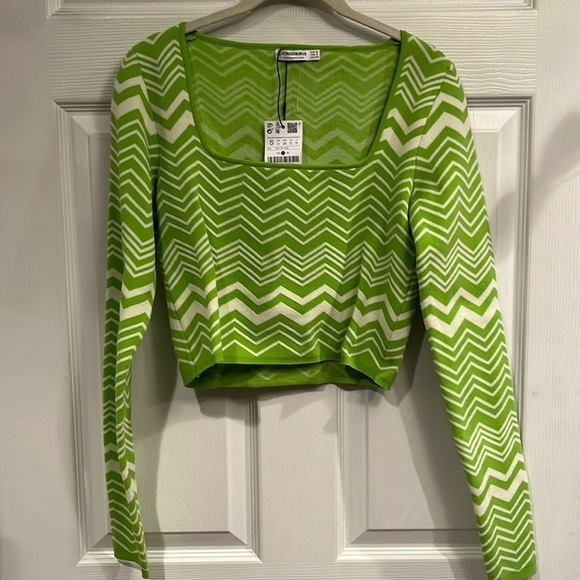 Stradivarius brand size S pullover crop length top- NWT - Picture 1 of 5